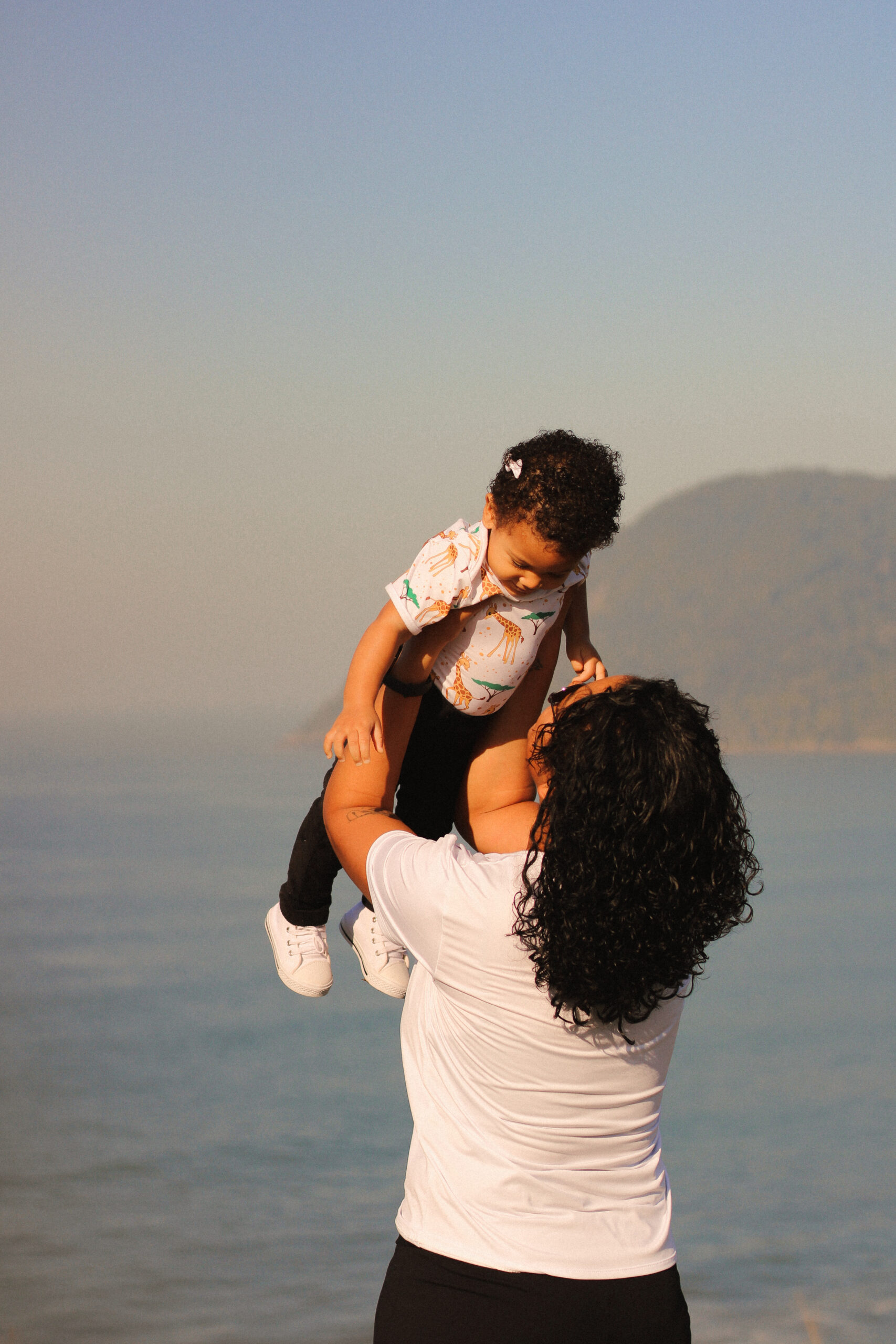 Aline com a filha em um momento de conexão ao ar livre
